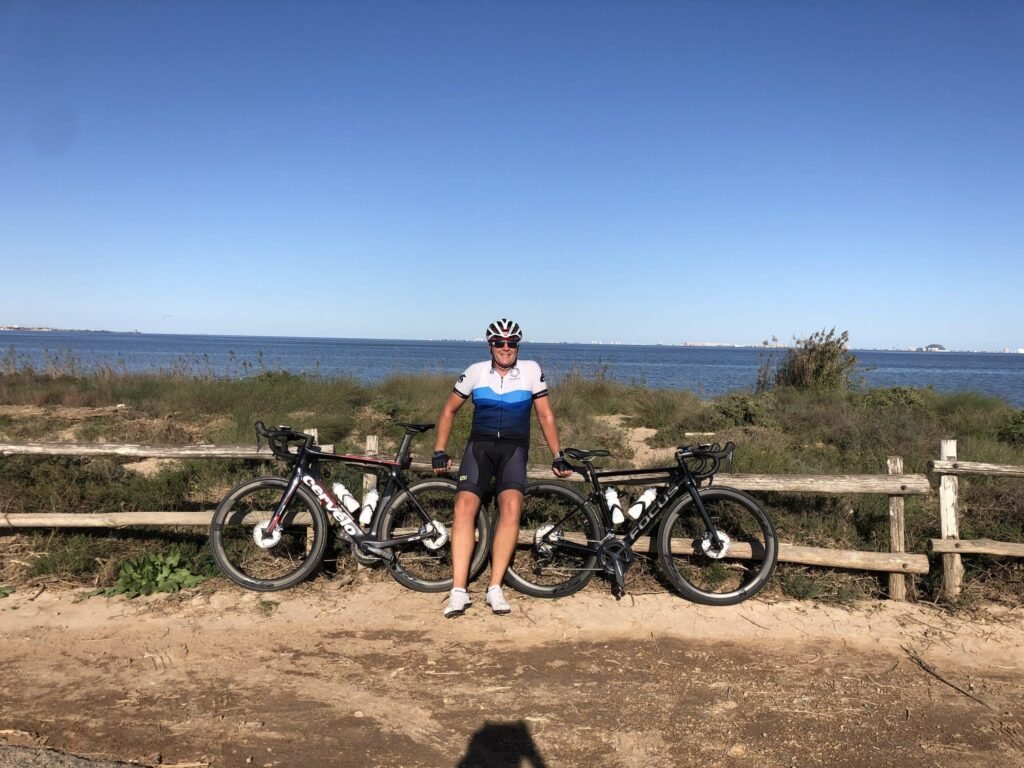 Road bike beside the Mar Menor on the cycling route from Los Alcázares to Portmán