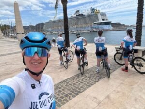 Group enjoying Mar Menor winter cycling beside the waterfront